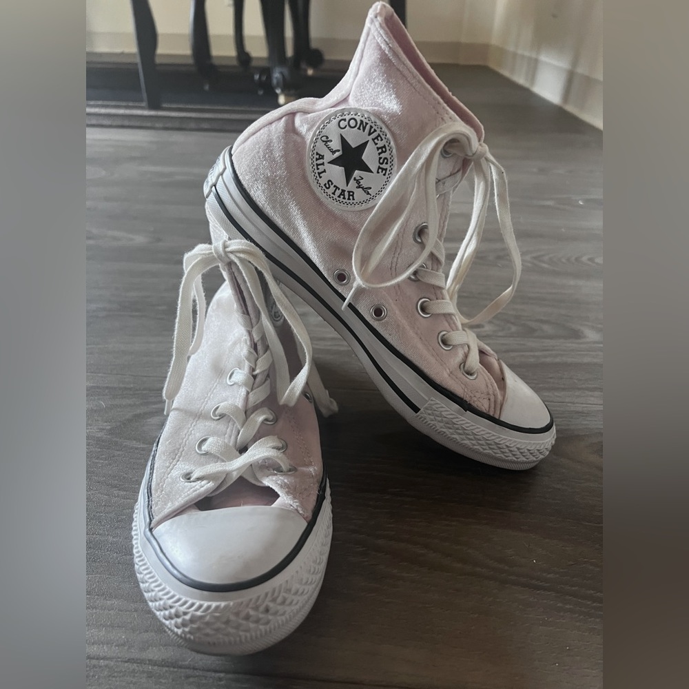 Suede PINK converse!